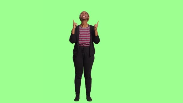 Optymistyczna Kobieta Wskazująca Palcem Wskazującym Pełnym Ciałem Zielonym Tle Ekranu — Wideo stockowe