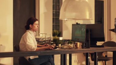 Bilgisayarda çizelgeler ve grafiklerle çalışan Freelancer, yönetim raporunu planlamak için diyagramlardaki finansal verileri analiz ediyor. Profesyonel sunum oluşturmak için şirket ağında analiz kullanılıyor.