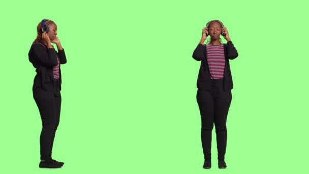 Glad Positiv Pige Iført Hovedtelefoner Lytte Til Musik Have Det – Stock-video