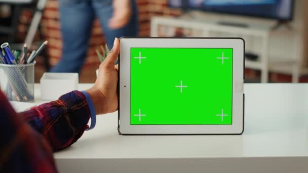 Persona Afroamericana Con Tablet Digitale Con Schermo Verde Orizzontale Display — Video Stock