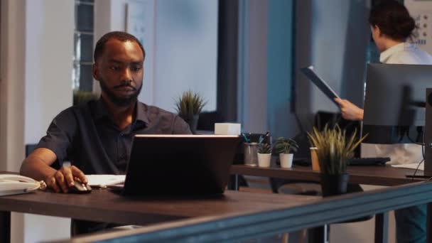 Afro Amerikaanse Werknemer Brainstormen Ideeën Verslag Online Maken Het Bedrijf — Stockvideo
