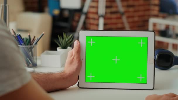 Jong Volwassene Analyseert Horizontaal Groen Scherm Digitale Tablet Met Geïsoleerde — Stockvideo
