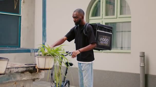 Leende Afrikansk Amerikansk Man Väntar Kunden Utomhus Rida Cykel Med — Stockvideo