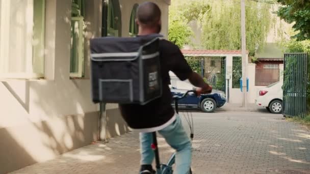 Termal Sırt Çantalı Bir Servis Elemanı Bisiklete Biniyor Kapıya Fast — Stok video