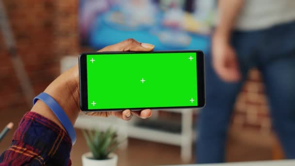 Yatay Yeşil Ekranlı Genç Yetişkin Telefonu Tutuyor Boş Krom Anahtar — Stok video