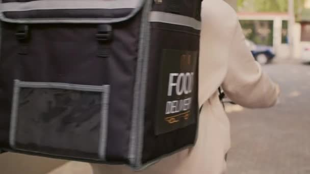 Dostawa Żywności Pracownik Niosący Plecak Jazda Rowerze Zewnątrz Trzymając Termalne — Wideo stockowe