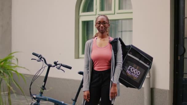 Jovem Mensageiro Sorrindo Esperando Cliente Livre Lado Bicicleta Para Entregar — Vídeo de Stock