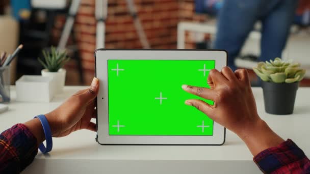 Jovem Empreendedor Usando Greenscreen Horizontal Gadget Sem Fio Casa Olhando — Vídeo de Stock