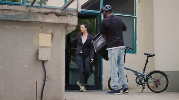 Müşteri Restoran Kuryesine Bağırıyor Teslimatçı Kapının Önündeki Öfkeli Müşteriye Yanlış — Stok video