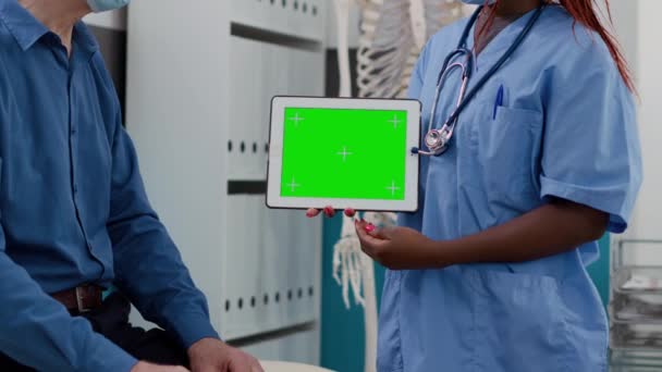 Specialist Holding Horizontal Greenscreen Tablet Checkup Elderly Patient Using Blank — Stok video