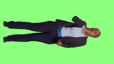 Dikey video: Şirket işkadını esniyor ve kendini iş yerinde bitkin hissediyor, yeşil ekranda duruyor. Yorgun çalışan uyuyakalıyor ve tüm vücudu yeşile dönmüş, uykulu gibi davranıyor.