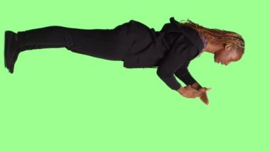 Dikey video: T şeklini yeşil ekran arkaplanında gösteren, kırılma veya duraklama hareketini kollarla gösteren modelin tüm gövdesi. Zaman aşımı negatif sembollü yeşil ekran arkaplanı üzerinde duruyor.