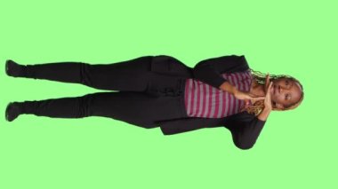 Dikey video: Yeşil ekran arkaplanında zaman aşımı sembolü yapan tüm vücut, kollarla kırılma ya da duraklama hareketi gösteriyor. Negatif reddetme sembolüyle yeşil ekran arkaplanında duruyor.