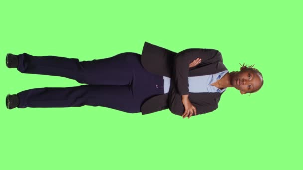 Вертикальное Видео Полное Тело Зеленый Фон Офисного Менеджера Стоя Зеленом — стоковое видео