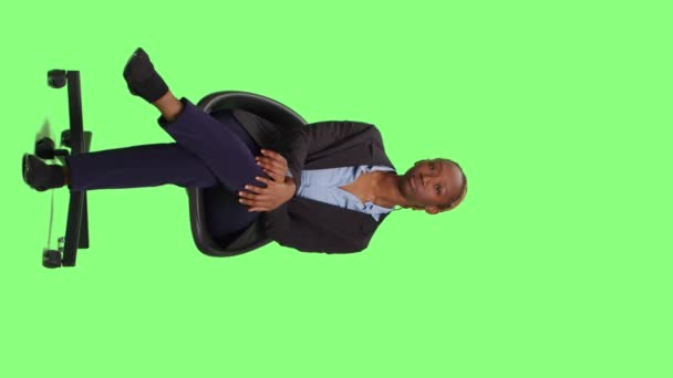 Vertikales Video Firmenmitarbeiter Auf Stuhl Sitzend Und Studio Wartend Ganzkörperkulisse — Stockvideo