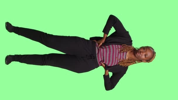 Video Verticale Afroamericano Giovane Adulto Posa Sfondo Verde Piedi Corpo — Video Stock