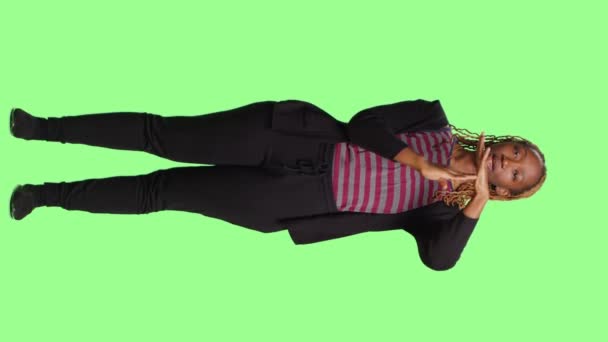 Vertical Video Full Body Woman Doing Shape Timeout Symbol Green — Stock Video