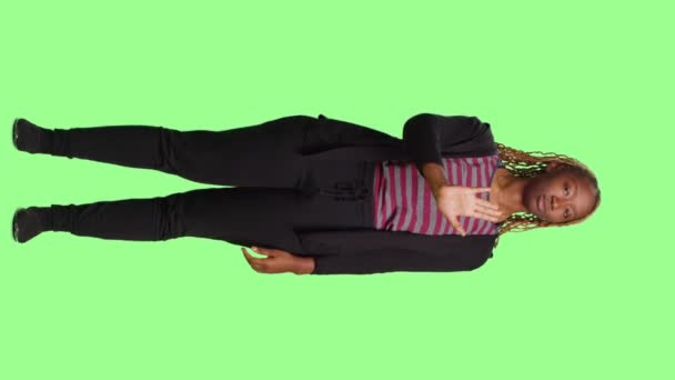 Verticale Video Vrouwelijk Model Tilt Palm Groen Scherm Achtergrond Volledige — Stockvideo