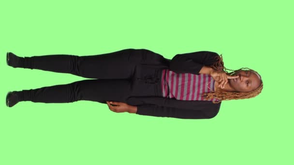 Dikey Video Afro Amerikalı Kadın Tüm Yeşil Perde Arkaplanının Üzerinde — Stok video