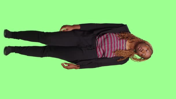Vertikales Video Afroamerikanerin Steht Mit Vollem Körper Auf Greenscreen Hintergrund — Stockvideo