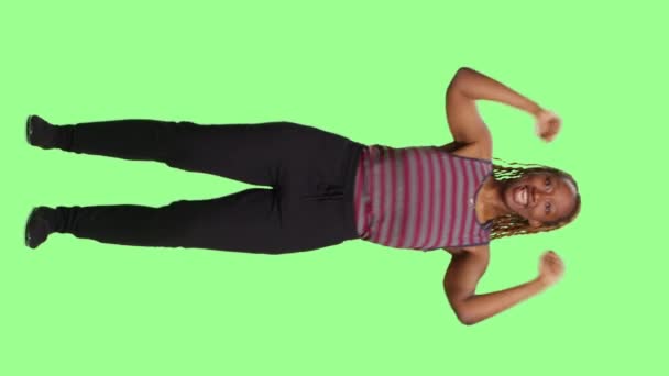 Video Verticale Modello Afroamericano Positivo Schermo Verde Tutto Corpo Sfondo — Video Stock