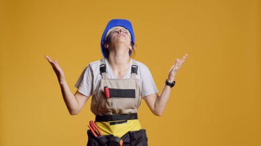 İnşaat işçisinin portresi dua eden eller hareketi yapıyor, yenileme işini bitirmek istiyor. Temkinli olmak ve şans dilemek için Tanrı 'ya dua etmek, stüdyoya güvenmek..