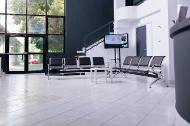 Büyük pencereli boş hastane lobisinin içinde hastaları bekliyor. Modern sağlık tesisi, profesyonel tedavi odası. Acil servis resepsiyonunun bekleme alanı