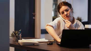 Şirket işinde sabit telefon kullanan bir çalışan, geceleri küçük işletme ofisinde çalışan bir yardımcı. Dizüstü bilgisayarla başarılı bir yatırım ve gelir artışı yaratmak için yönetici veri paylaşımı kullanılıyor.
