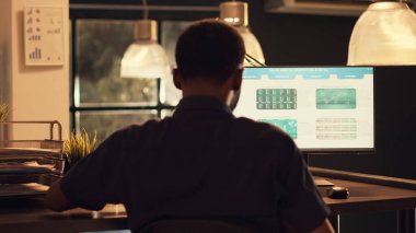 Borsa istatistiklerine bakan finans komisyoncusu gerçek zamanlı endeks eğilimi olan, küresel yatırım planlayan. Sermaye ve koruma fonuyla döviz ticareti analiz ediliyor.