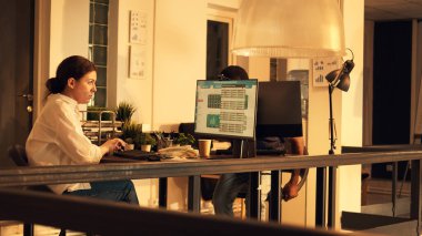 Borsa istatistikleriyle çalışan bir şirket çalışanı gerçek zamanlı küresel değişim eğilimine bakıyor. Sermaye ve bilgisayar verileriyle yatırım yapmak için hedge fon indeksi analiz ediliyor.