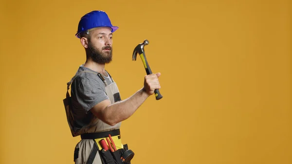 Construction Worker Using Manual Hammer Hit Nails Wall Working Sledgehammer — Stock Photo, Image