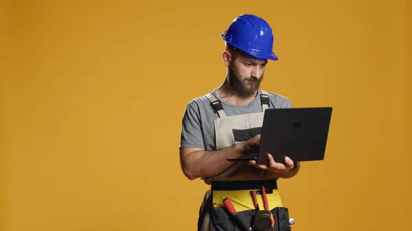 Portrait Handyman Using Laptop Find Construction Inspiration Work Refurbishment Scheme — Stock Photo, Image