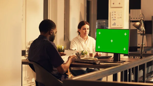 Африканский Американец Работает Зеленым Экраном Компьютере Анализируя Изолированный Шаблон Макета — стоковое фото