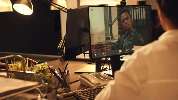 Freelancer Conversando Com Homem Videoconferência Remota Usando Webcam Computador Para — Fotografia de Stock
