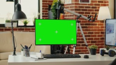 Monitörde yeşil ekran şablonu olan boş çalışma tablosu, bilgisayarda çalışan izole model arka planı. Krom tuş ekranında boş kopya alanı olan masaüstü bilgisayarı, yeşil ekranı düzenleyin.