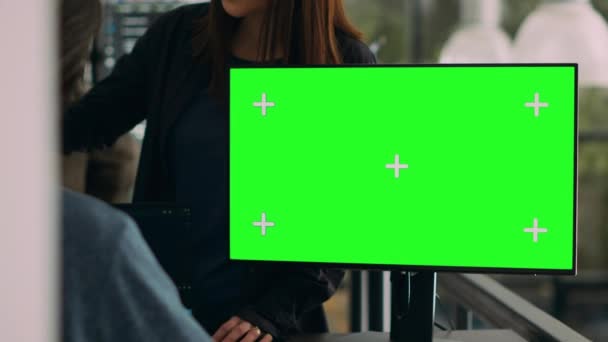 Bilgisayar Üzerinde Yeşil Ekranlı Kod Programlama Üzerinde Çalışan Yazılım Geliştiricileri — Stok video