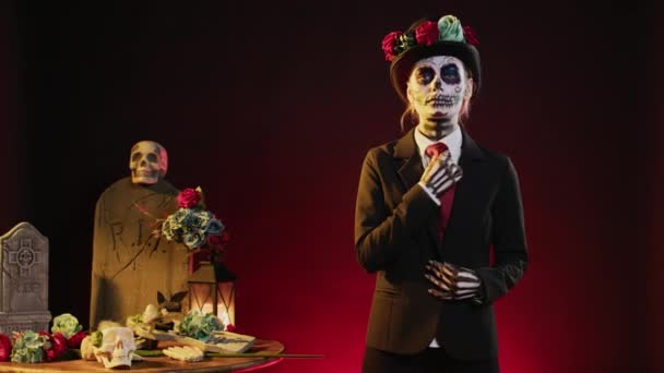 Modelul Înfiorător Costum Craniu Sărbătorește Halloween Mexican Arătând Doamnă Morții — Videoclip de stoc