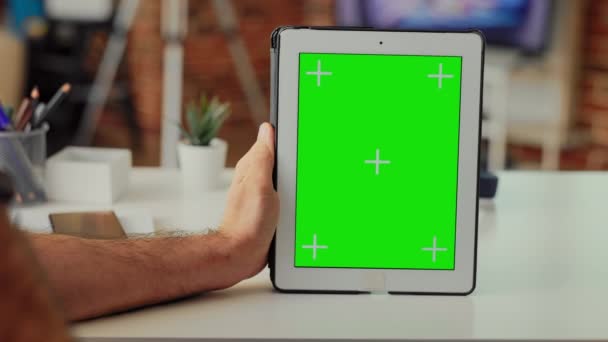 Pracownik Biura Posiada Cyfrowy Gadżet Pokazujący Zielony Szablon Ekranu Analizujący — Wideo stockowe
