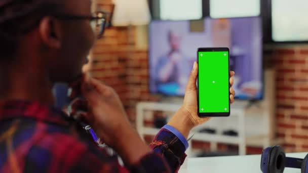Kantoormedewerker Houdt Geïsoleerde Greenscreen Display Smartphone Thuis Met Behulp Van — Stockvideo