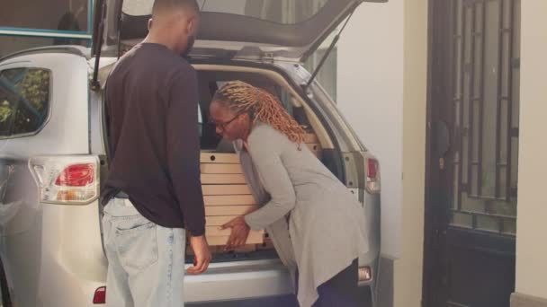 Pengantar Orang Afrika Amerika Mengambil Tumpukan Besar Kotak Pizza Dari — Stok Video