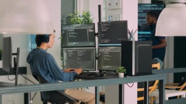 Çeşitli programcılar bilgisayar monitörlerindeki yeni bulut hesaplama arayüzü için algoritma derleme projesinde işbirliği yapıyorlar. Yazılım mühendislerinden oluşan bir ekip fikir üretiyor..