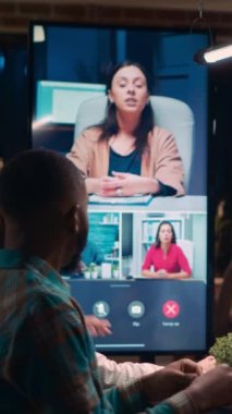 Dikey video: Proje yöneticisini dinleyen çalışanlar video konferansı, iş arkadaşları video konferansı, gece telekonferansta konuşan meslektaşlar. Ofis çalışanları online