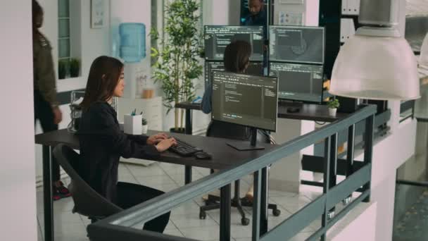 Женщина Программист Набирает Исходный Код Клавиатуре Компьютера Разработки Нового Сервера — стоковое видео