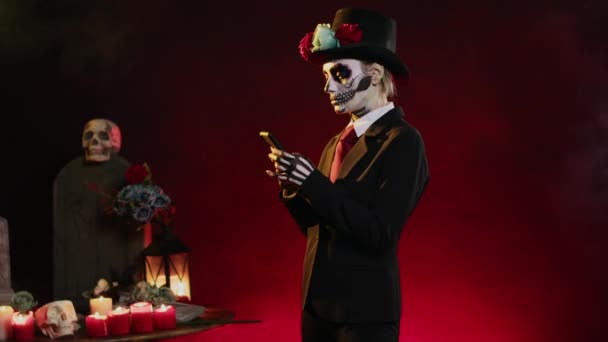 Horror Model Sex Feminin Navighează Site Internet Smartphone Purtând Costum — Videoclip de stoc