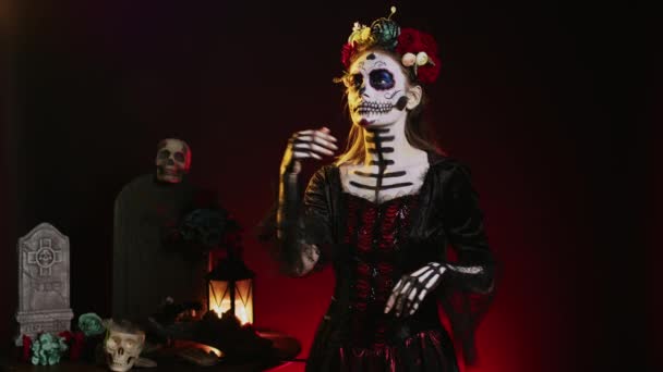 Piękna Horror Kobieta Patrząc Holograficzny Obraz Studio Pomocą Hologramu Rozszerzonej — Wideo stockowe