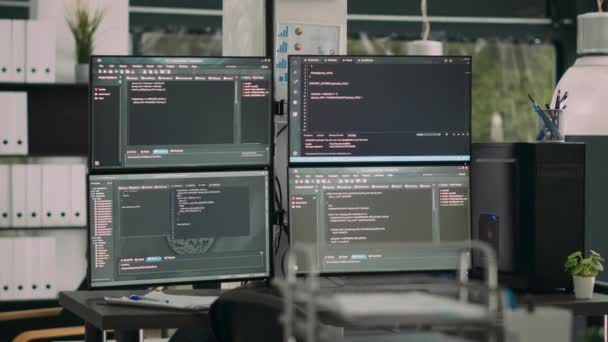 Monitores Exibindo Código Análise Vazio Secretária Agência Escritório Com Computadores — Vídeo de Stock