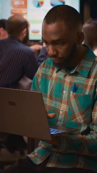 Κάθετο Βίντεο Αφροαμερικάνος Υπάλληλος Γραφείου Που Εργάζεται Πορτρέτο Laptop Μπροστινή — Αρχείο Βίντεο