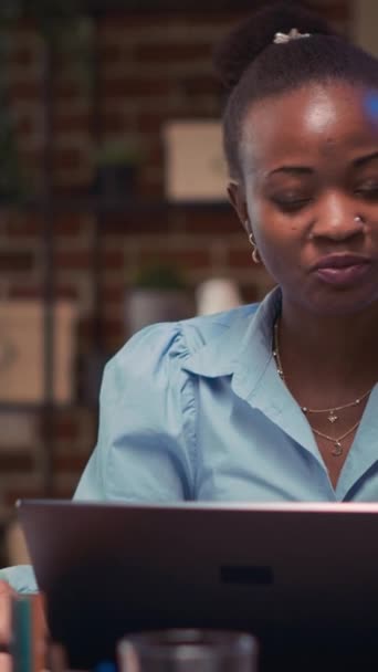Vertikal Video Strategisk Planering Affärsmöte Afrikansk Amerikansk Anställd Förklarar Presentation — Stockvideo