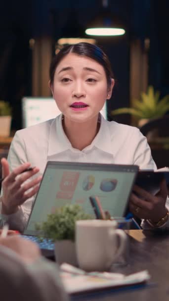 垂直视频 亚洲女性在商务会议 企业展示讨论中的发言 同事头脑风暴 营销策略规划 研究分析 三脚架射击 — 图库视频影像