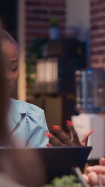 Вертикальне Відео Ділові Збори Співробітників Афроамериканський Працівник Який Розмовляє Близько — стокове відео